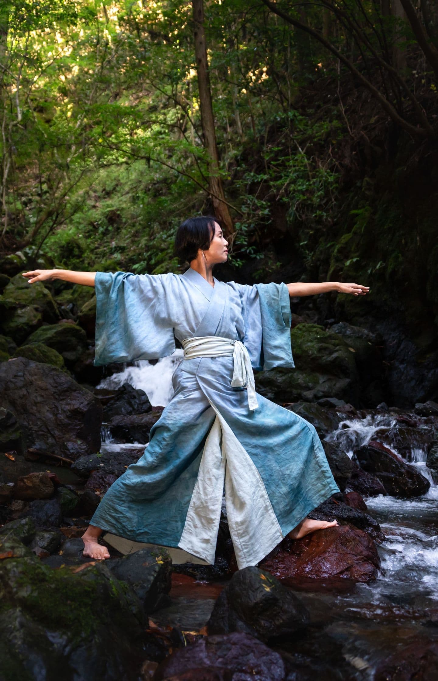 浜松の自然を背景にヨガを行う女性