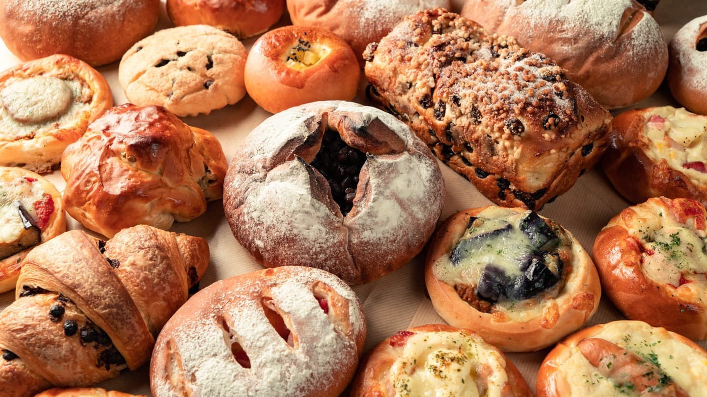 いろんな種類のパンが並んでいる